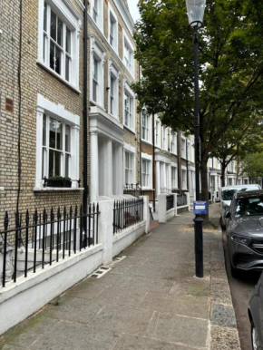 Kensington apartment with 2 bedrooms 1 living room and Patio